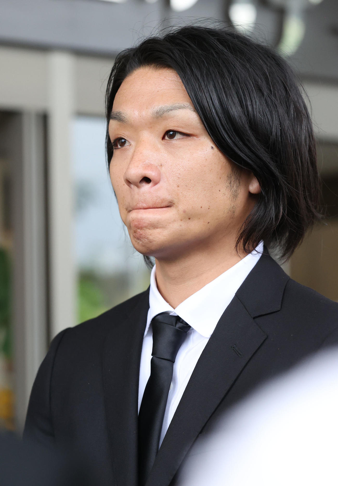 通夜に参列した松田遼馬さん（撮影・梅根麻紀）