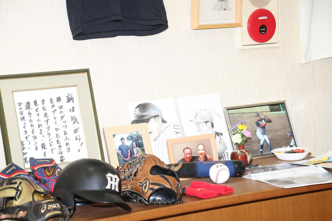 横田慎太郎さんの思い出のユニホームや用具（撮影・梅根麻紀）