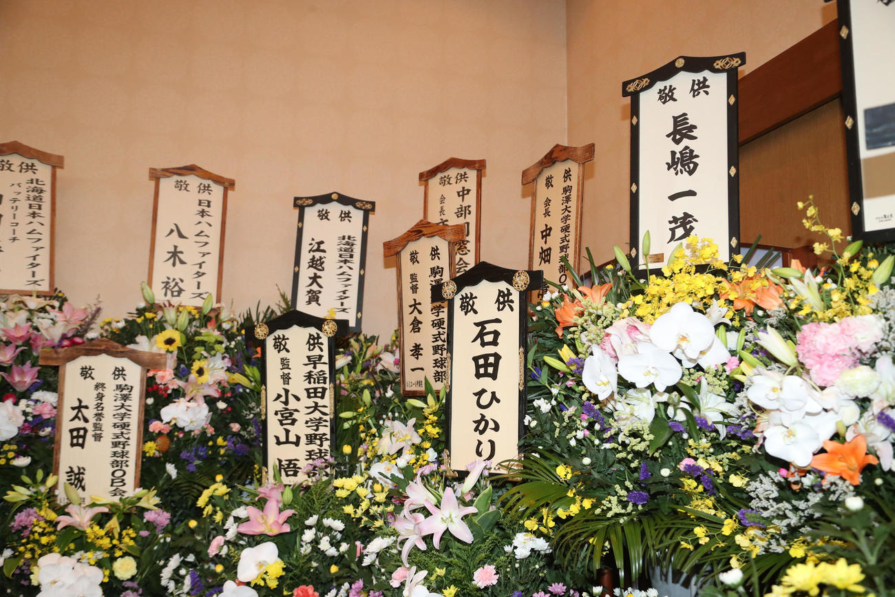 仲間・関係者や著名人からの献花（撮影・梅根麻紀）