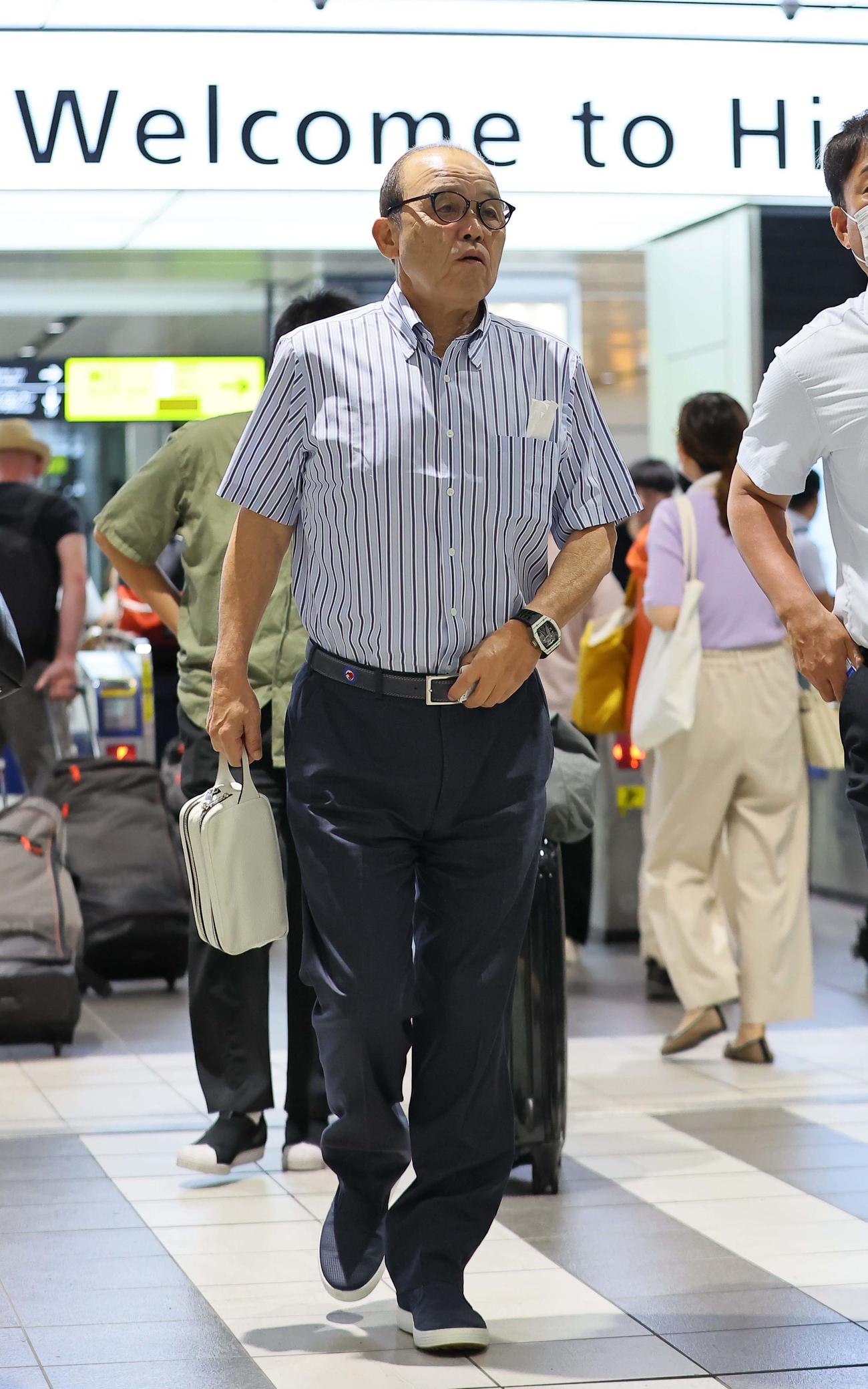 オールスターを終え新幹線で移動する阪神・岡田監督（撮影・上田博志）
