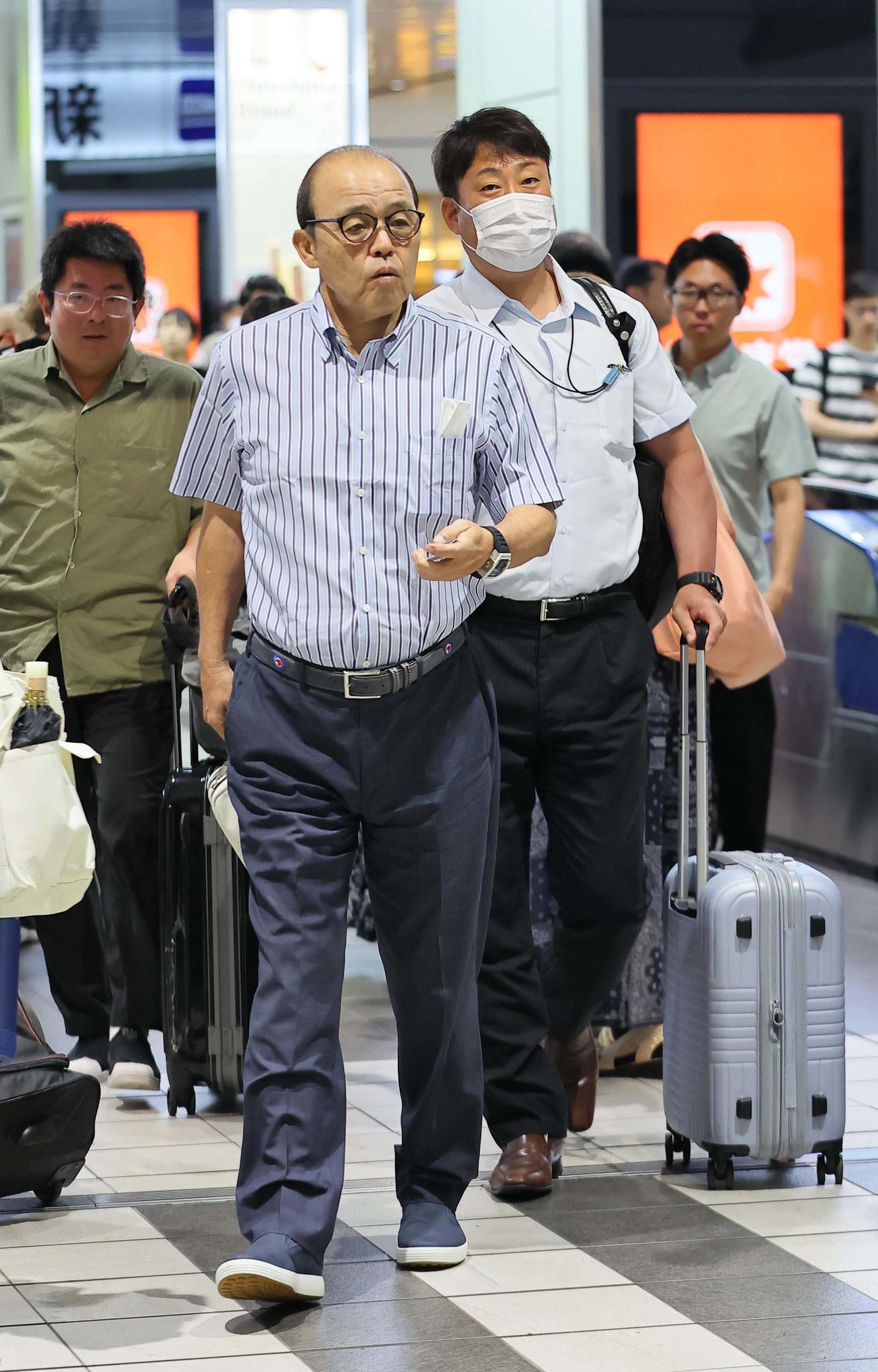 オールスターを終え新幹線で移動する阪神・岡田監督（撮影・上田博志）