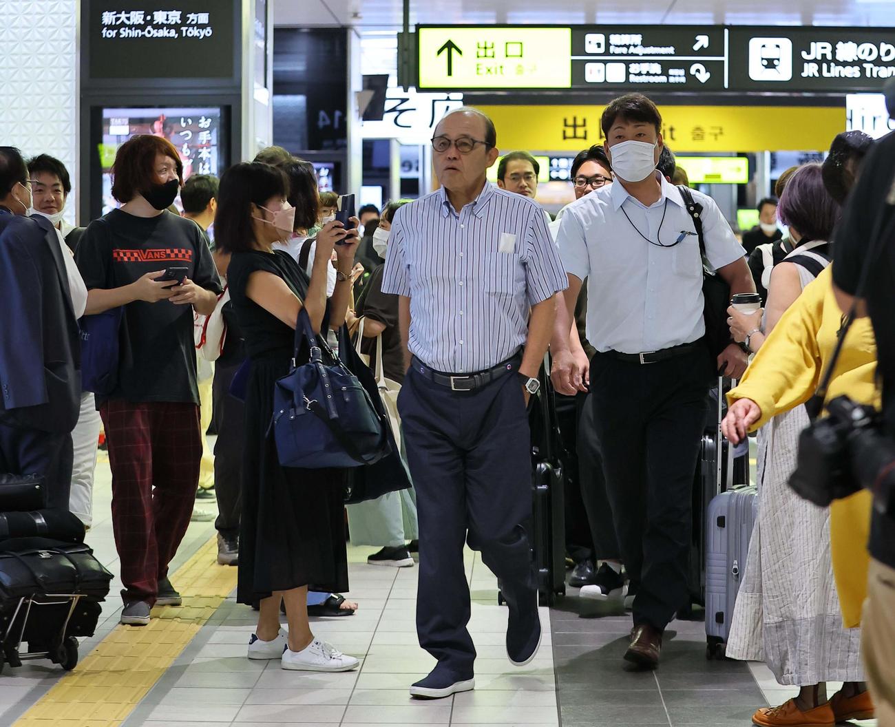 オールスターを終え新幹線で移動する阪神・岡田監督（撮影・上田博志）