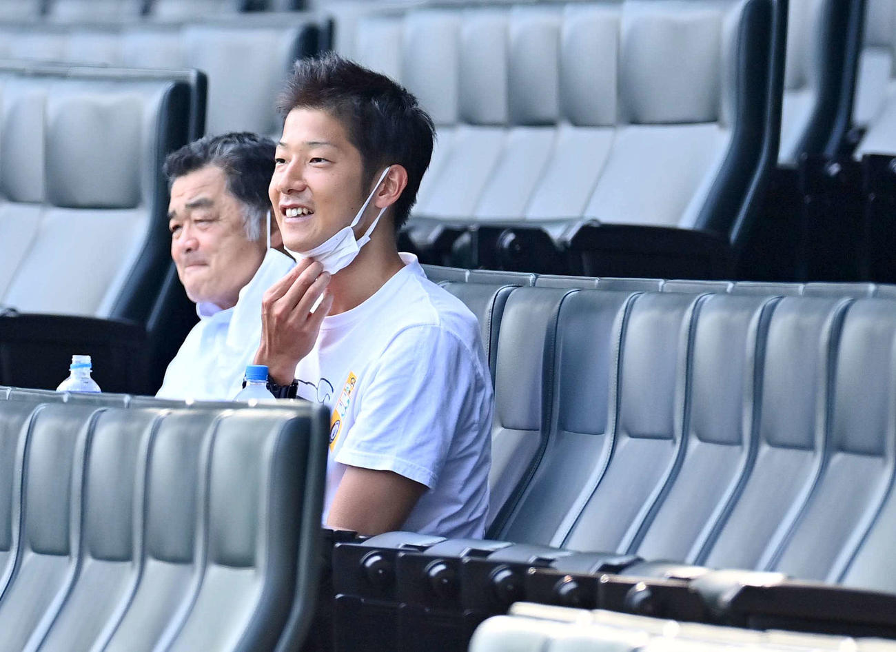 20年7月　甲子園球場を訪れた横田慎太郎さんと川藤幸三氏