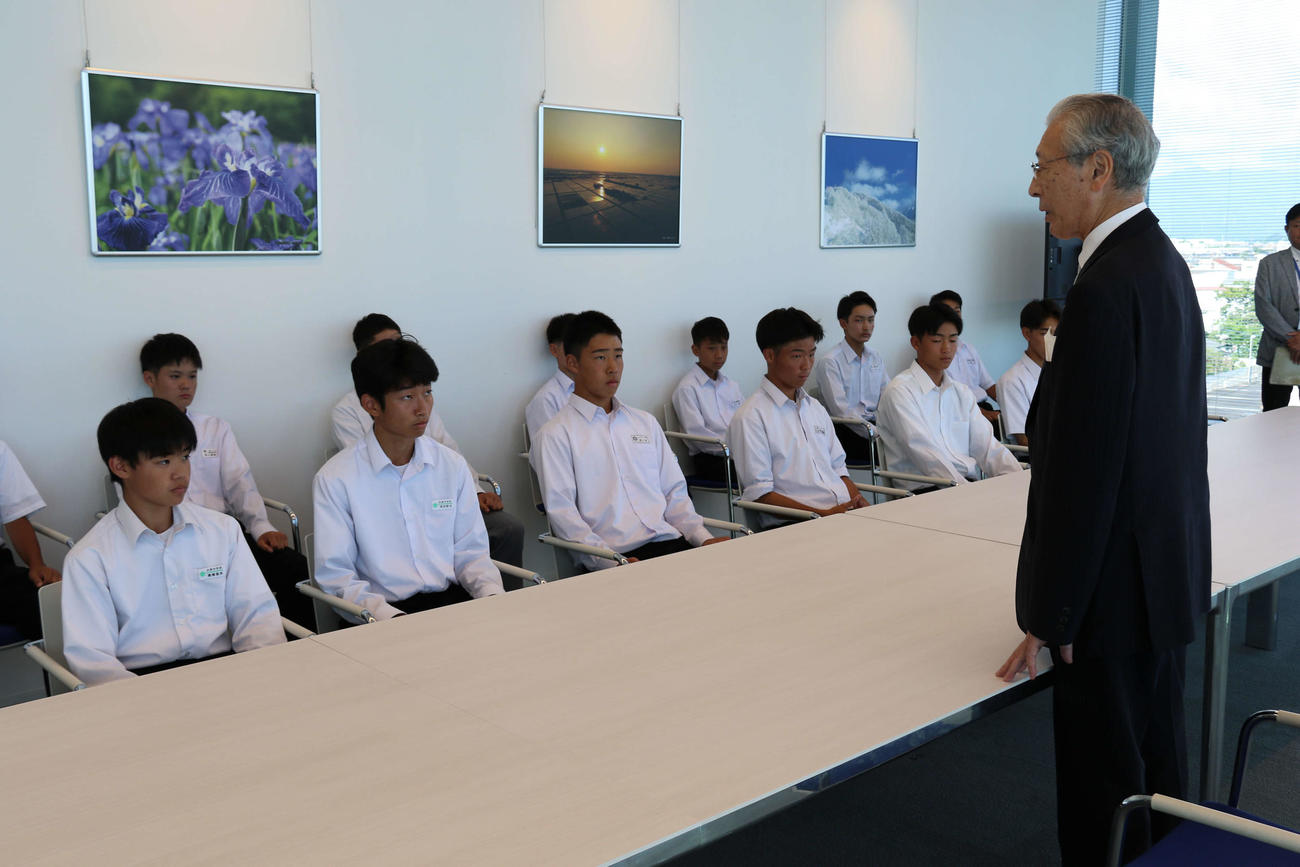 新発田市の二階堂市長（右）から激励される新発田リトルシニアのメンバー