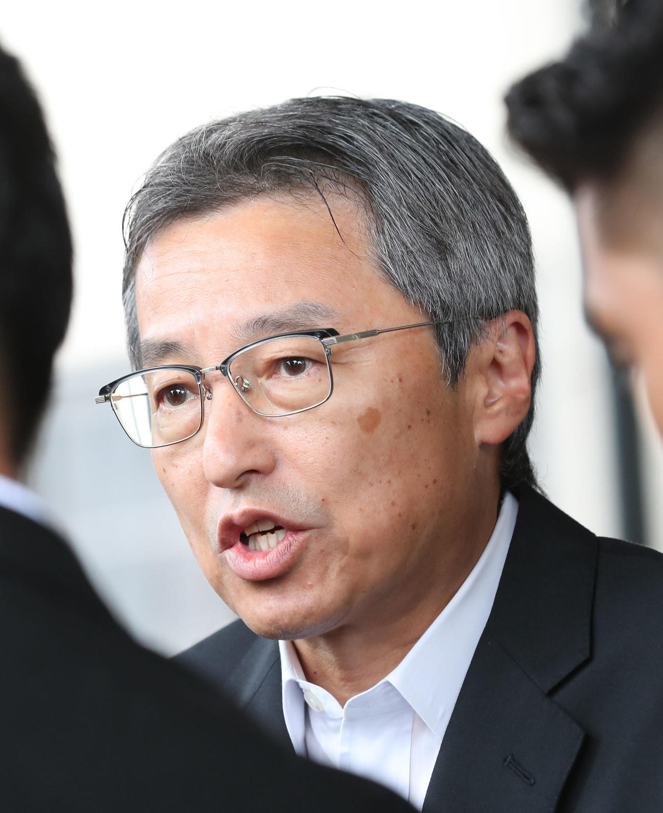 故・横田氏の葬儀に参列した百北球団社長（撮影・梅根麻紀）