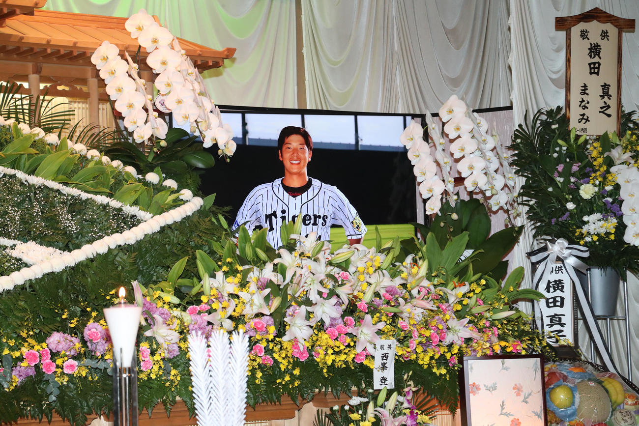 祭壇で飾られた横田慎太郎さんの遺影（撮影・梅根麻紀）