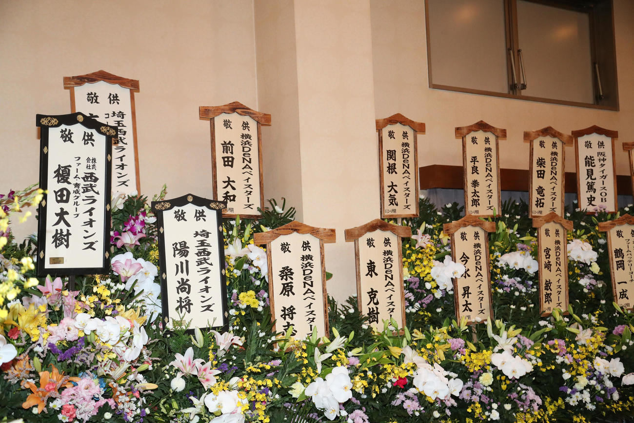 仲間・関係者や著名人からの献花（撮影・梅根麻紀）