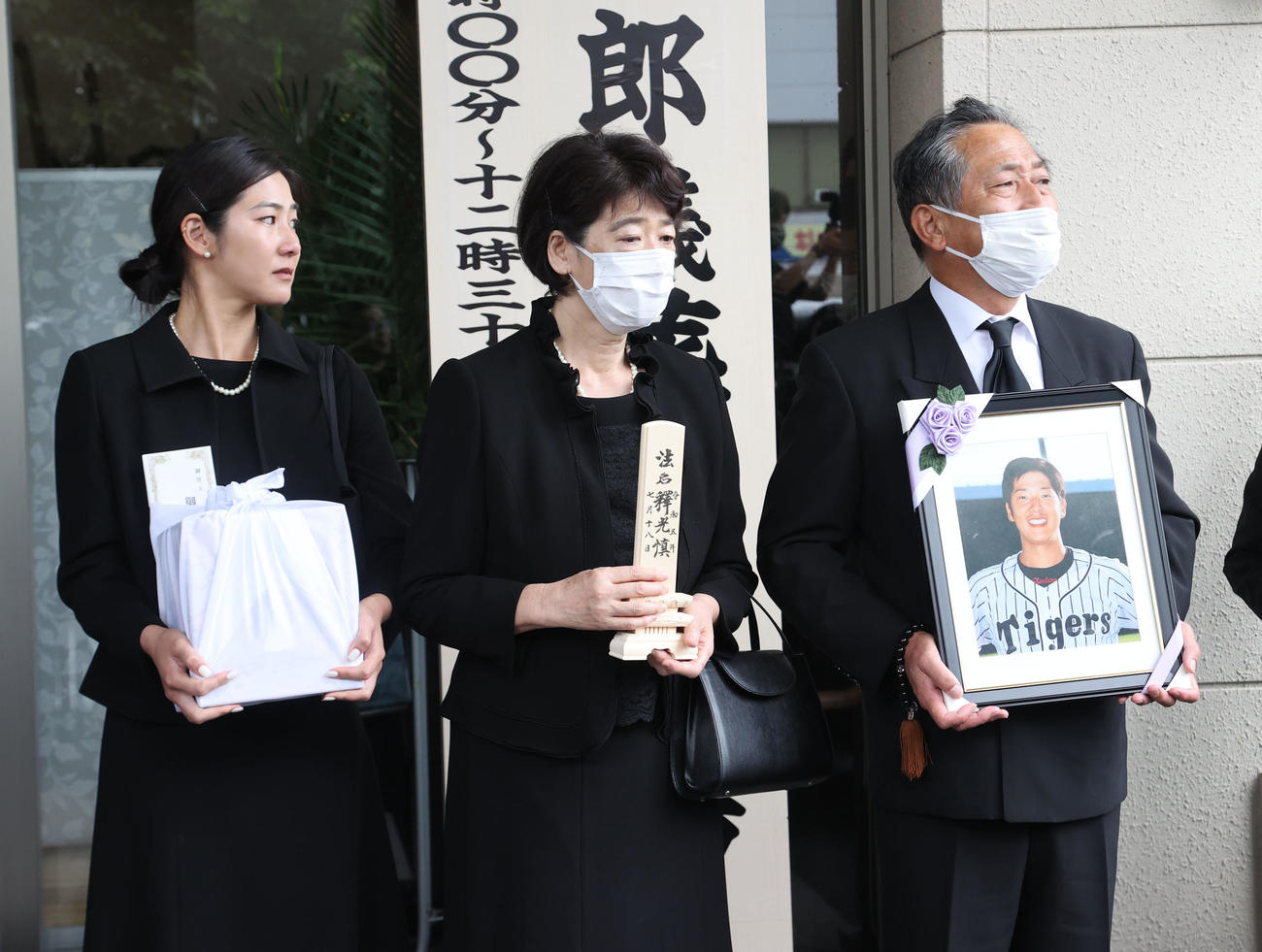 棺をそっと見守る左から姉・真子さん、母・まなみさん、父・真之さん（撮影・梅根麻紀）
