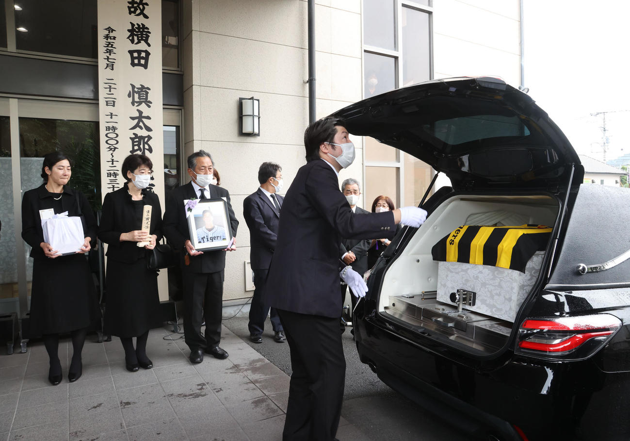 棺をそっと見守る左から姉・真子さん、母・まなみさん、父・真之さん（撮影・梅根麻紀）