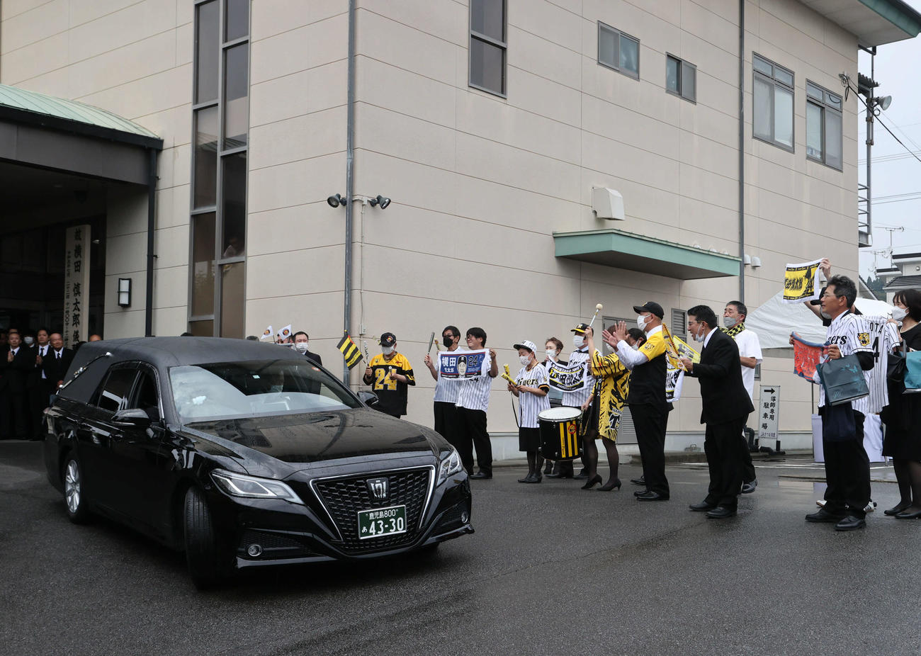 ファンに送られて葬儀場を出る故・横田氏（撮影・梅根麻紀）