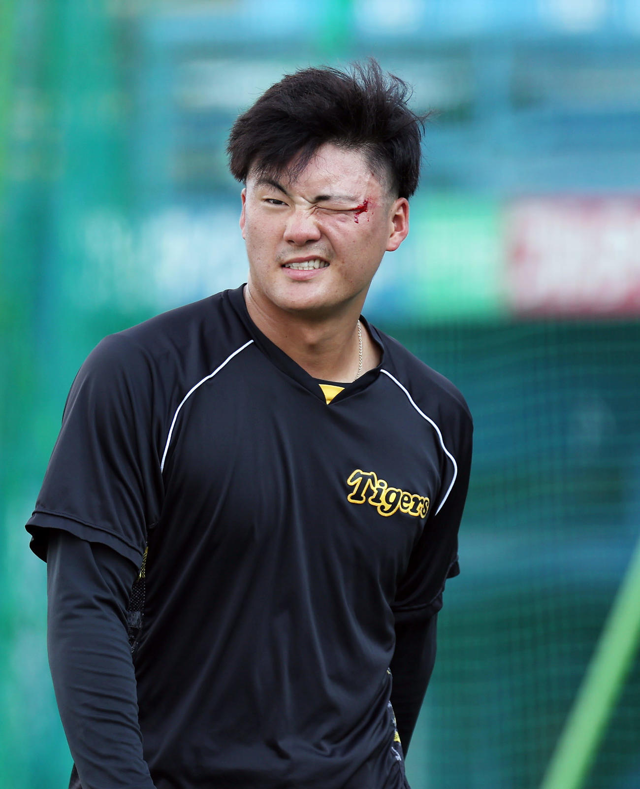ヤクルト対阪神　練習中に左目付近から流血しベンチへ引き揚げる阪神前川（撮影・前田充）