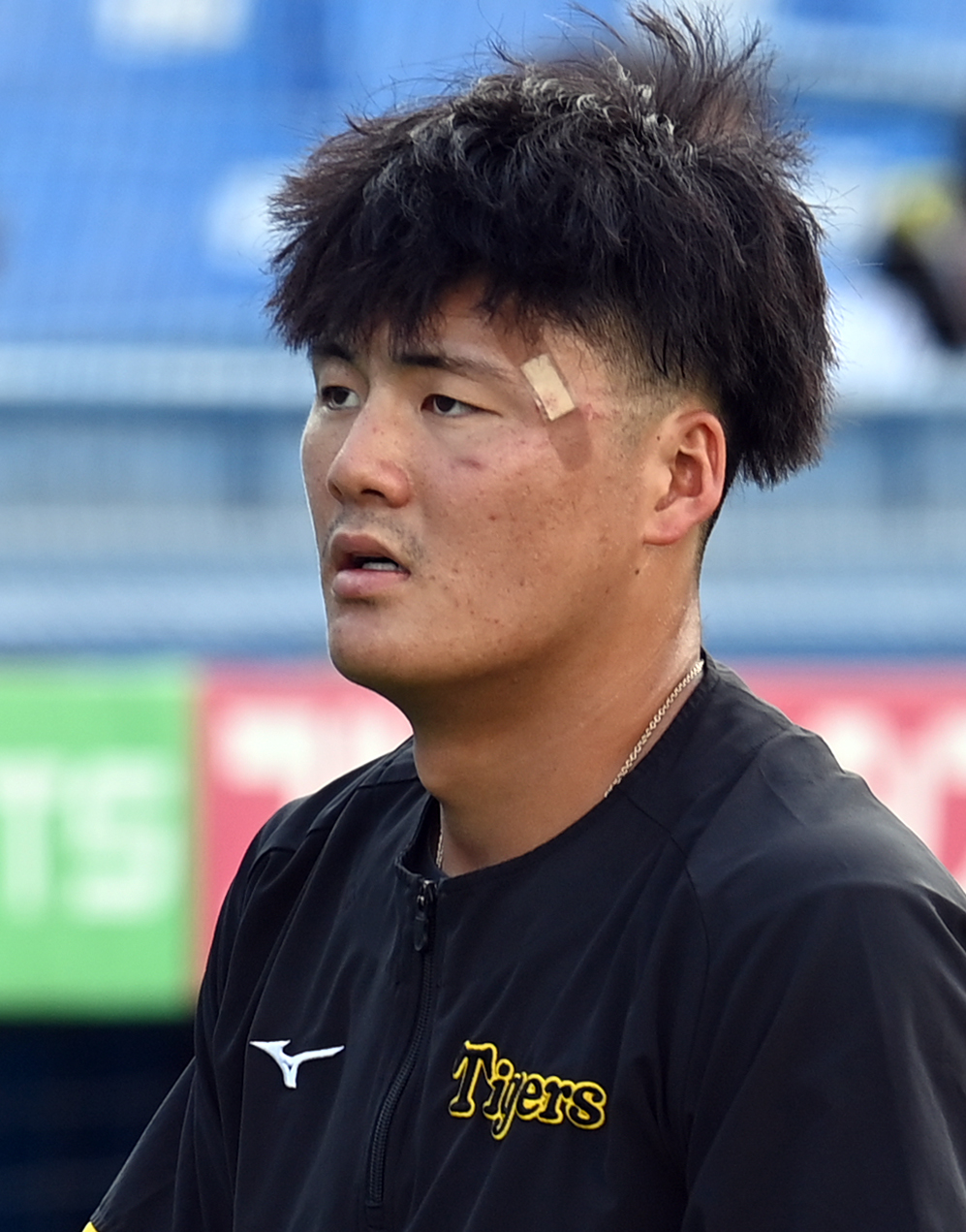 ヤクルト対阪神　左目周辺を負傷した阪神前川だが、ばんそうこうを貼って練習に参加した（撮影・たえ見朱実）