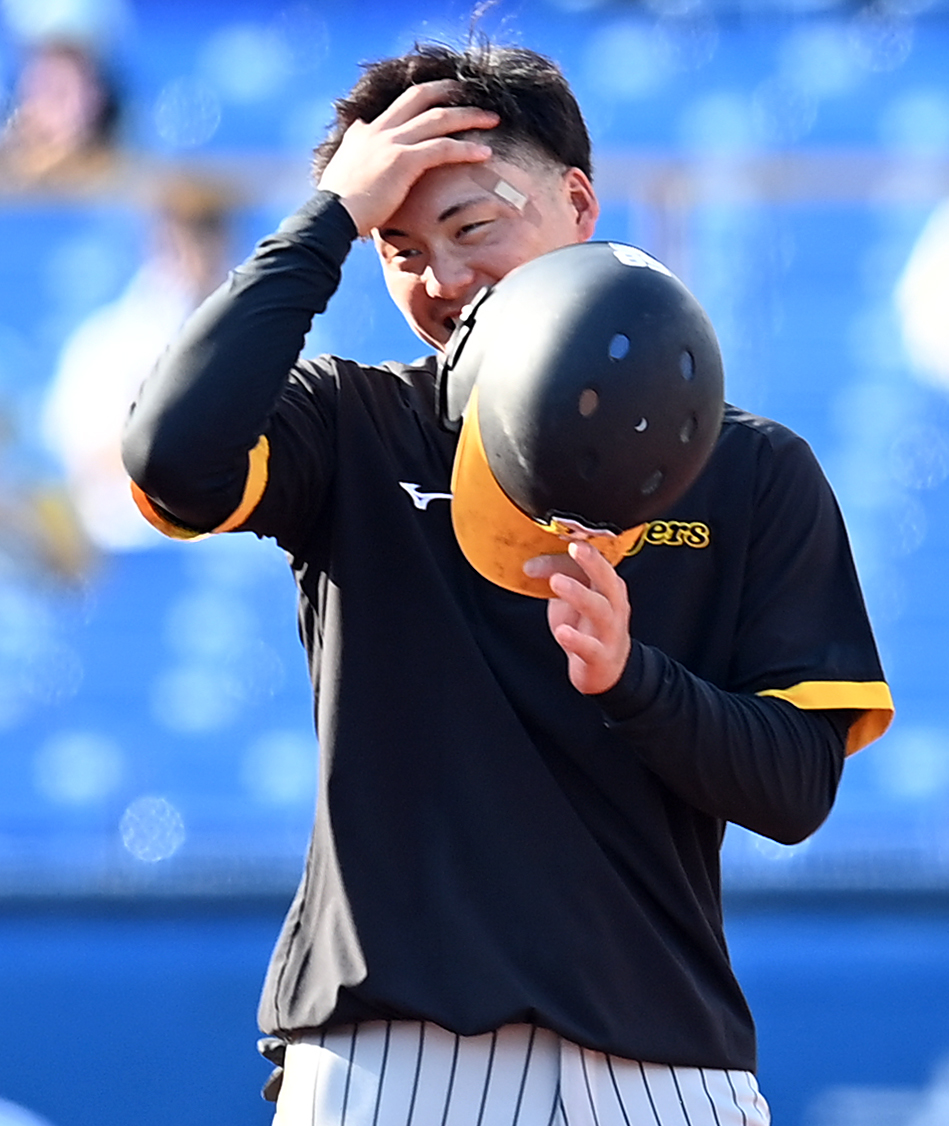 ヤクルト対阪神　左目周辺を負傷した阪神前川だが、ばんそうこうを貼って練習に参加した（撮影・たえ見朱実）