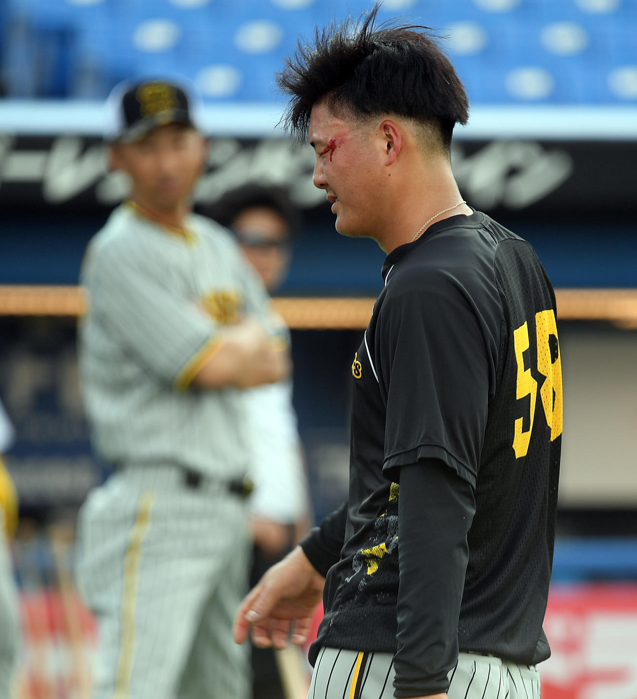 ヤクルト対阪神　左目周辺を負傷しベンチに下がる阪神前川（撮影・たえ見朱実）