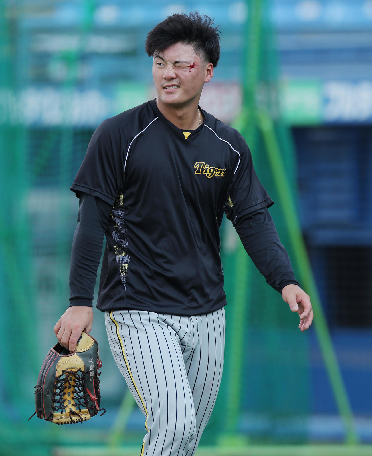 ヤクルト対阪神　練習中に左目付近から流血しベンチへ引き揚げる阪神前川（撮影・前田充）