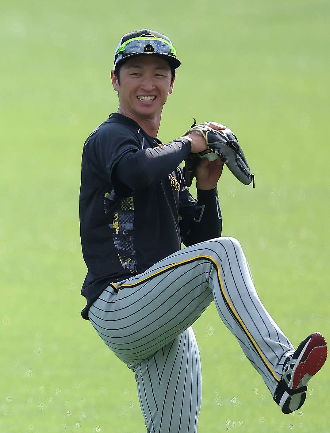 ヤクルト対阪神　試合前、キャッチボールする阪神近本（撮影・河田真司）