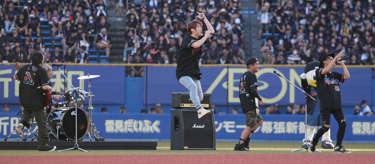 ロッテ対ソフトバンク　試合前、パフォーマンスするFLOW（撮影・鈴木みどり）