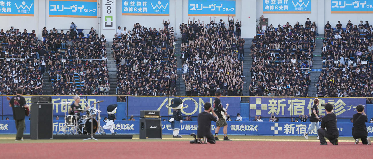 ロッテ対ソフトバンク　試合前、FLOWのパフォーマンスに合わせてウエーブが起こる（撮影・鈴木みどり）