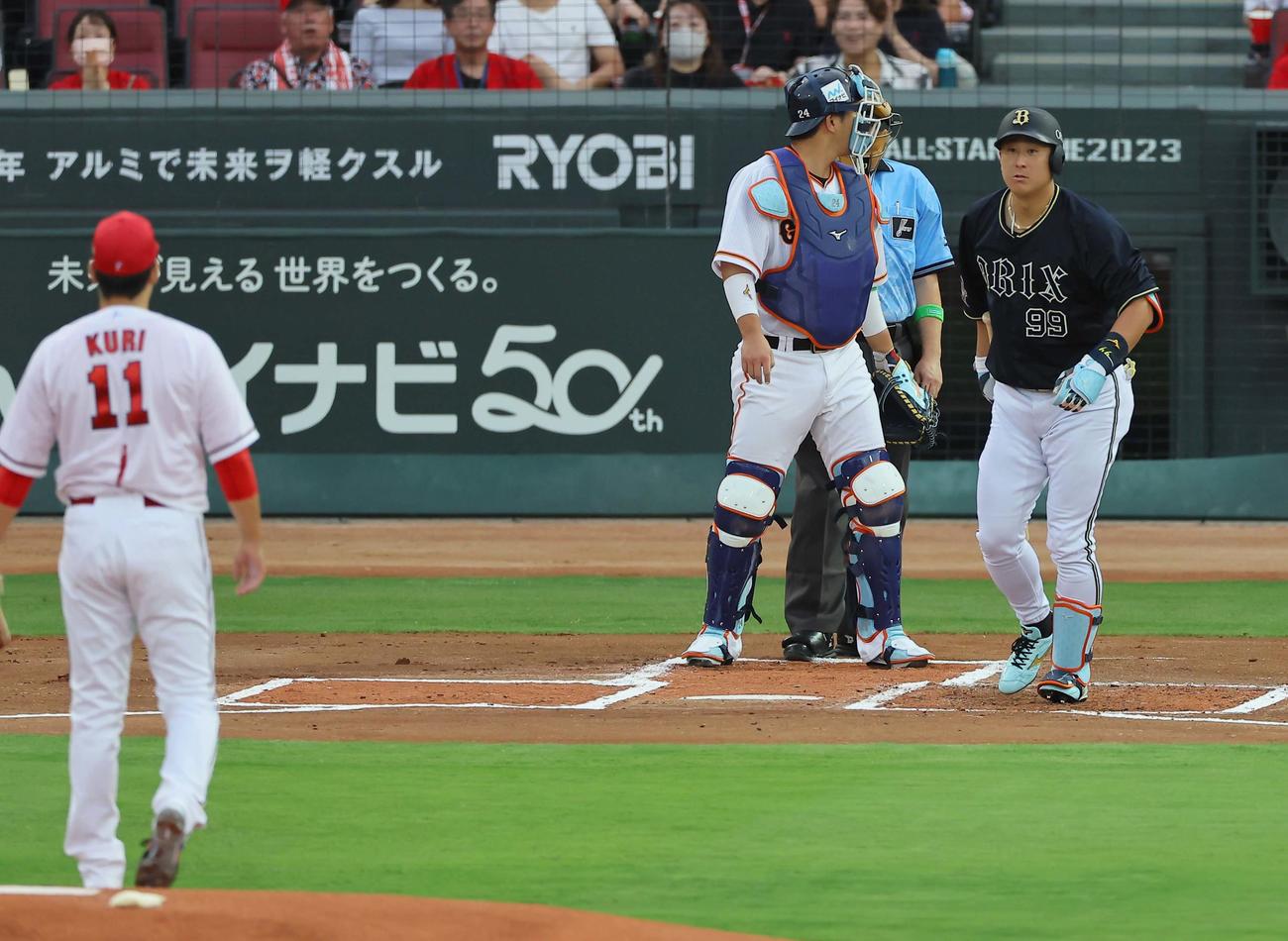 7月20日、全セ対全パ　1回表全パ無死、九里の暴投に険しい表情を見せる杉本
