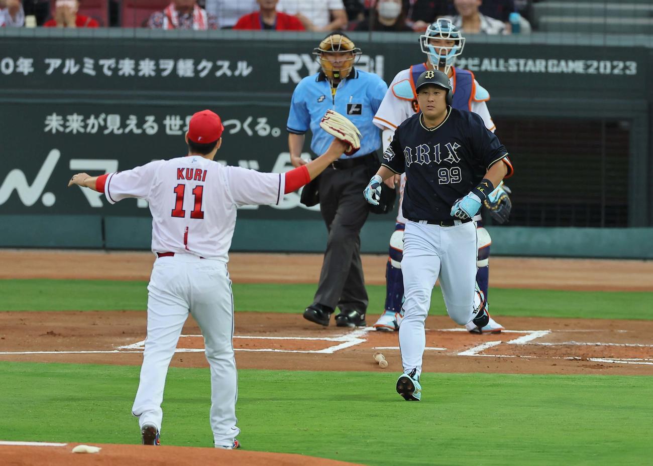 7月20日、全セ対全パ　1回表全パ無死、杉本（右）は九里に向かって走り出す