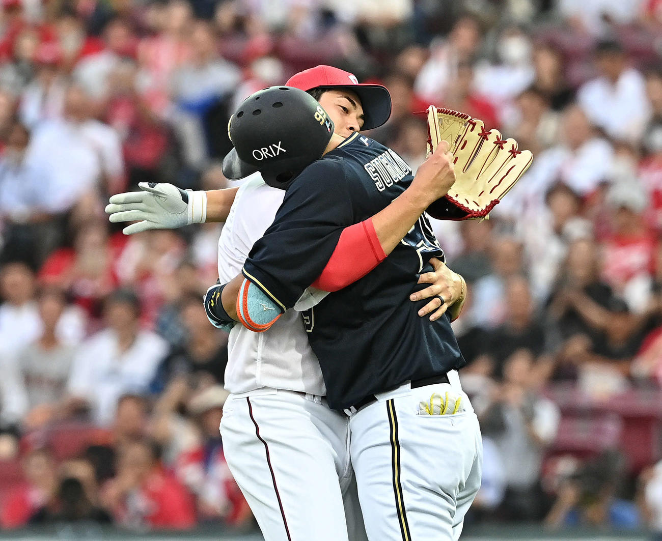 7月20日、全セ対全パ　1回表全パ無死、九里（左）の頭部付近の初球に怒った様にマウンドへ駆け寄った杉本はハグをかわす