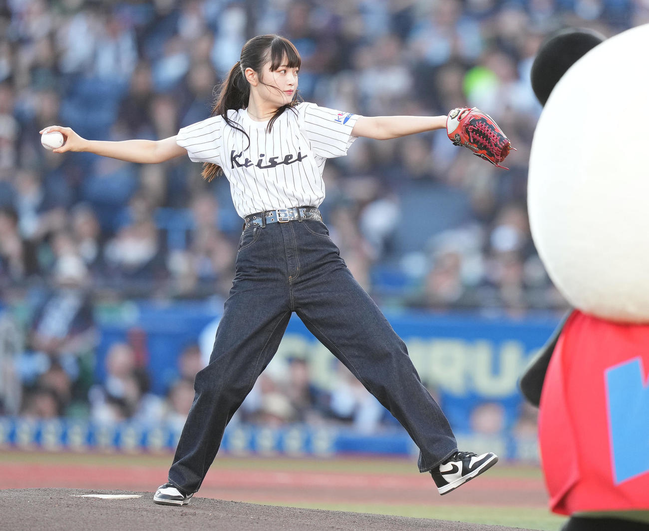 ロッテ対ソフトバンク　ファーストピッチセレモニーで投球する中里萌（撮影・鈴木みどり）