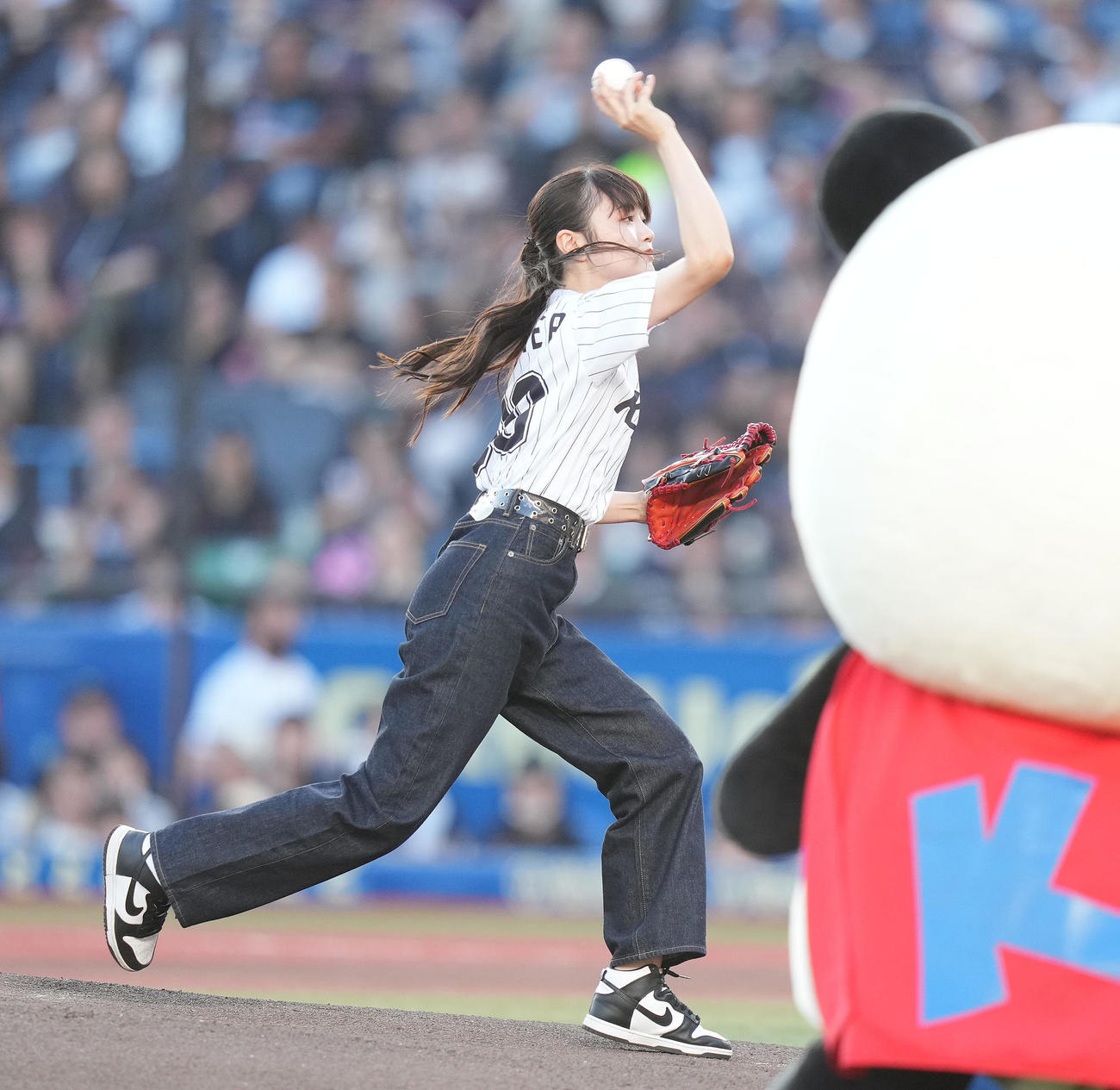 ロッテ対ソフトバンク　ファーストピッチセレモニーで投球する中里萌（撮影・鈴木みどり）