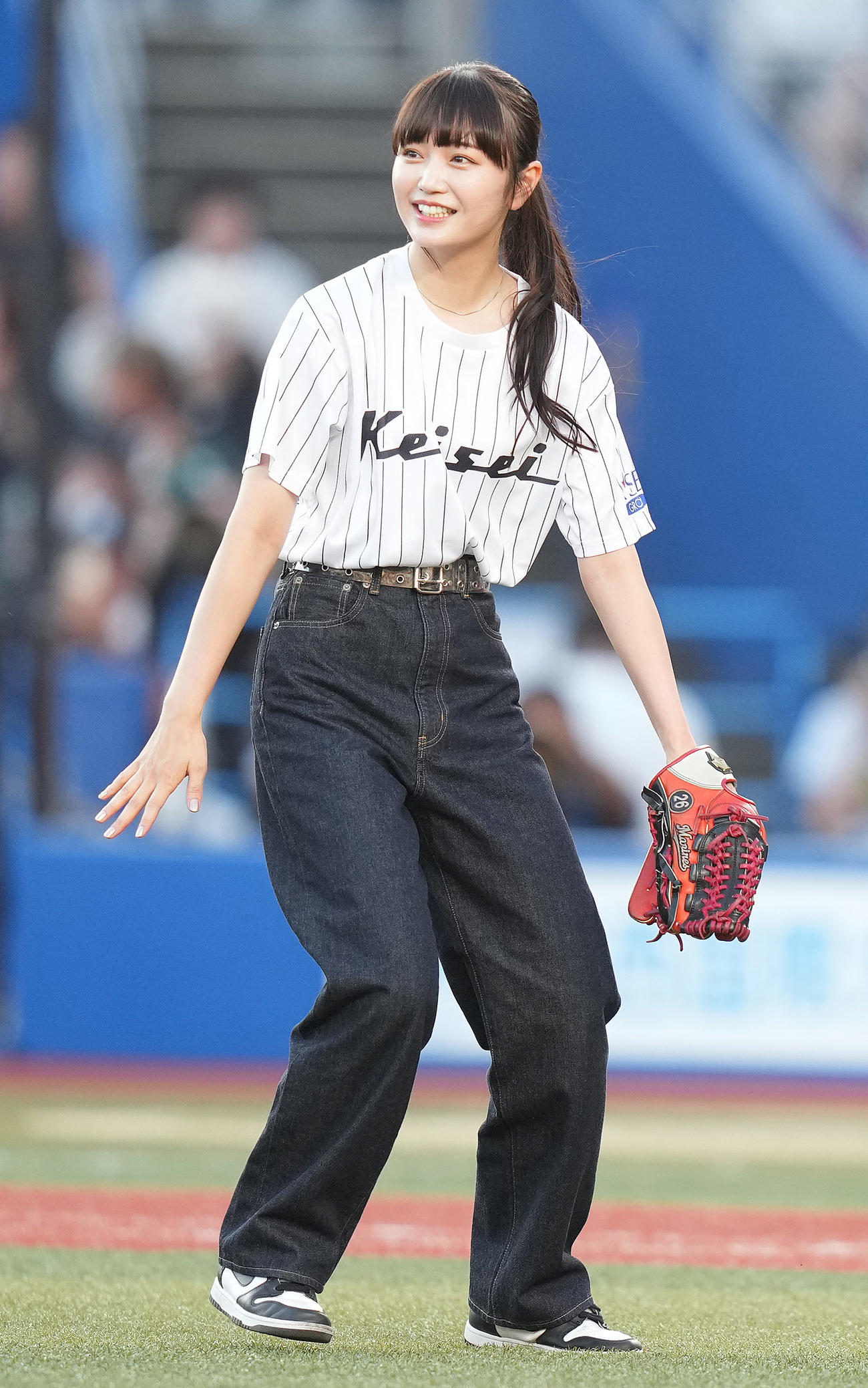 ロッテ対ソフトバンク　ファーストピッチセレモニーを終えた中里萌（撮影・鈴木みどり）