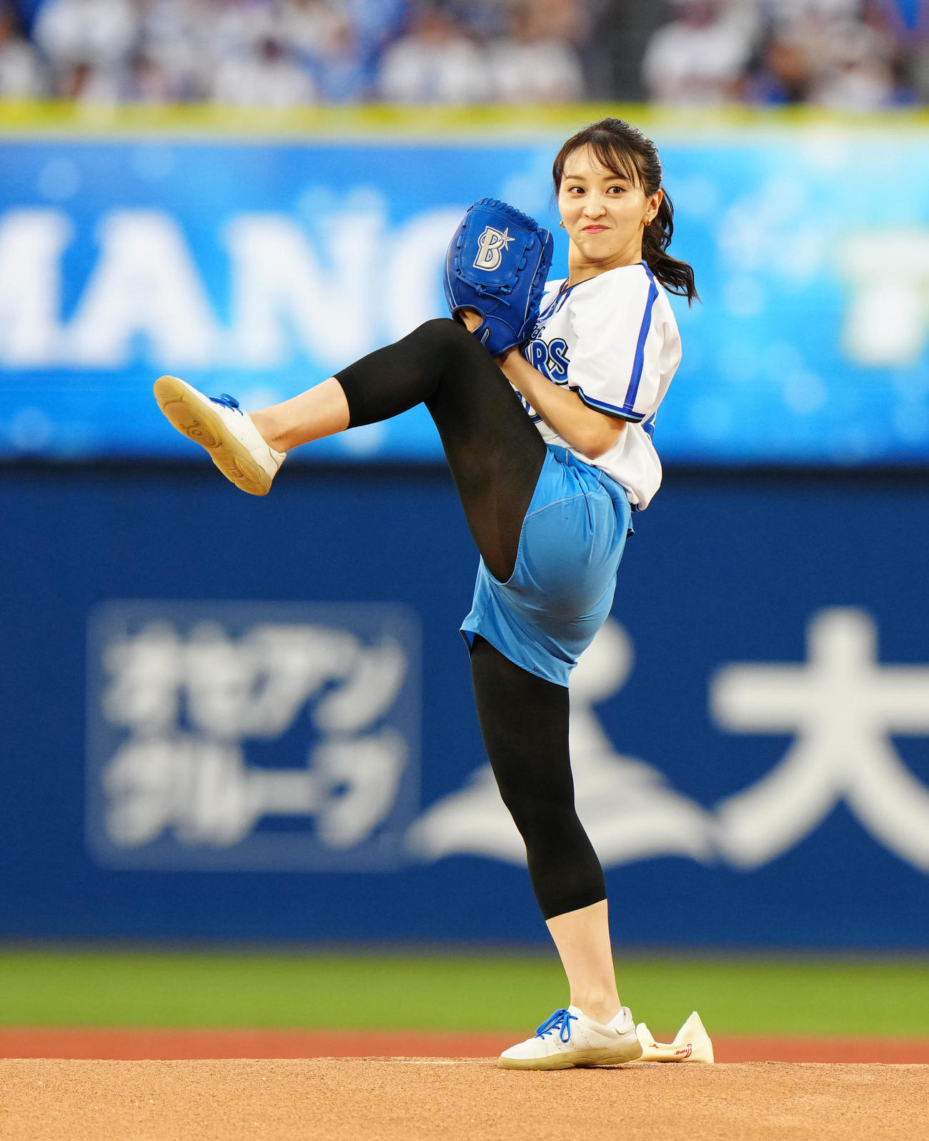 DeNA対巨人　試合前、始球式に臨むフリーアナウンサーの袴田彩会（撮影・江口和貴）