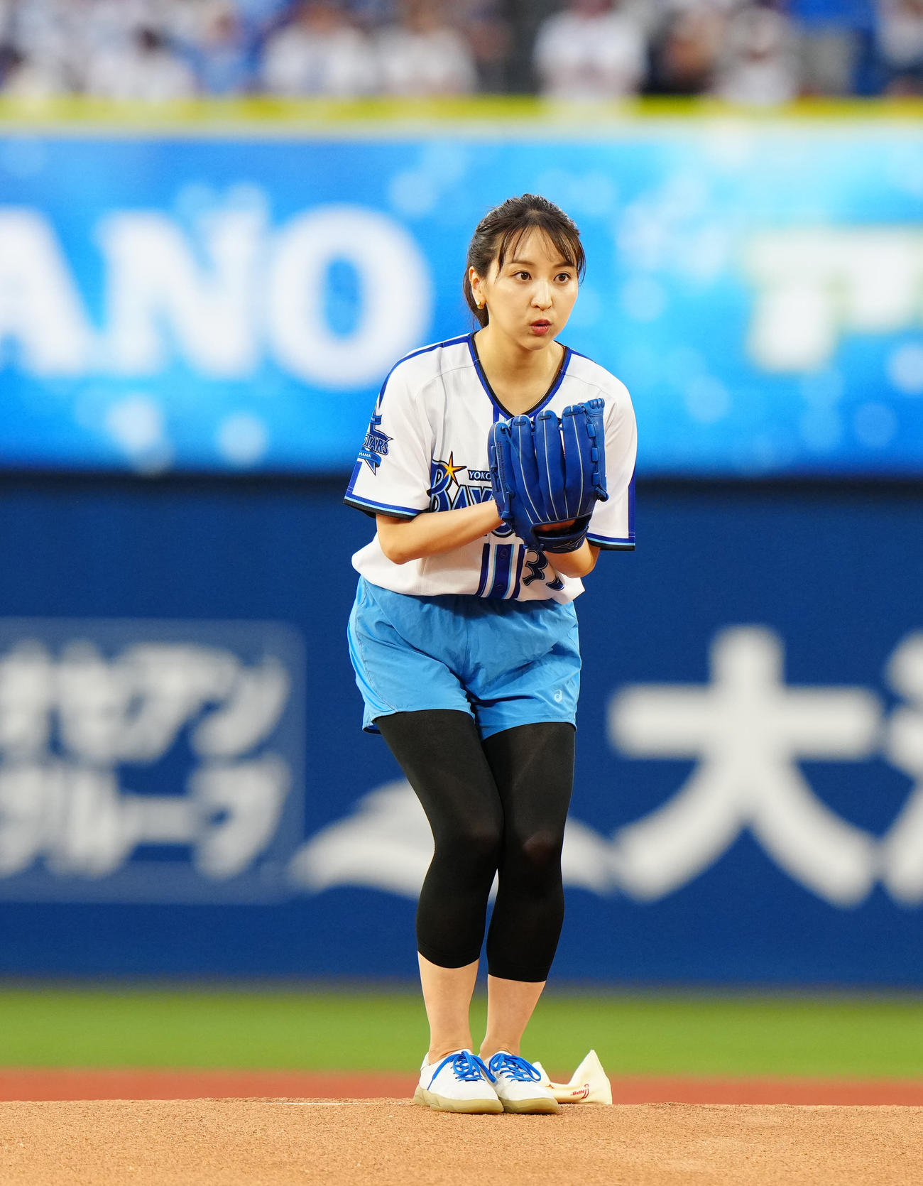 DeNA対巨人　試合前、始球式に臨むフリーアナウンサーの袴田彩会（撮影・江口和貴）