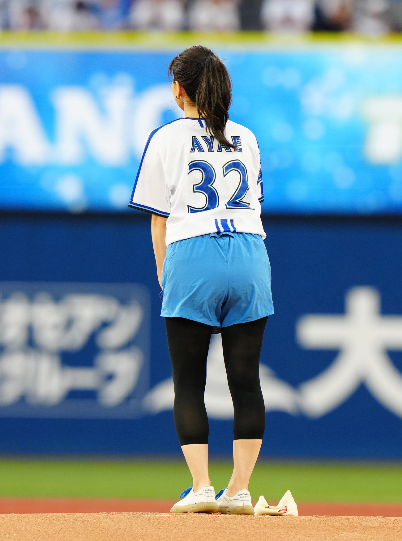 DeNA対巨人　試合前、始球式に臨むフリーアナウンサーの袴田彩会（撮影・江口和貴）