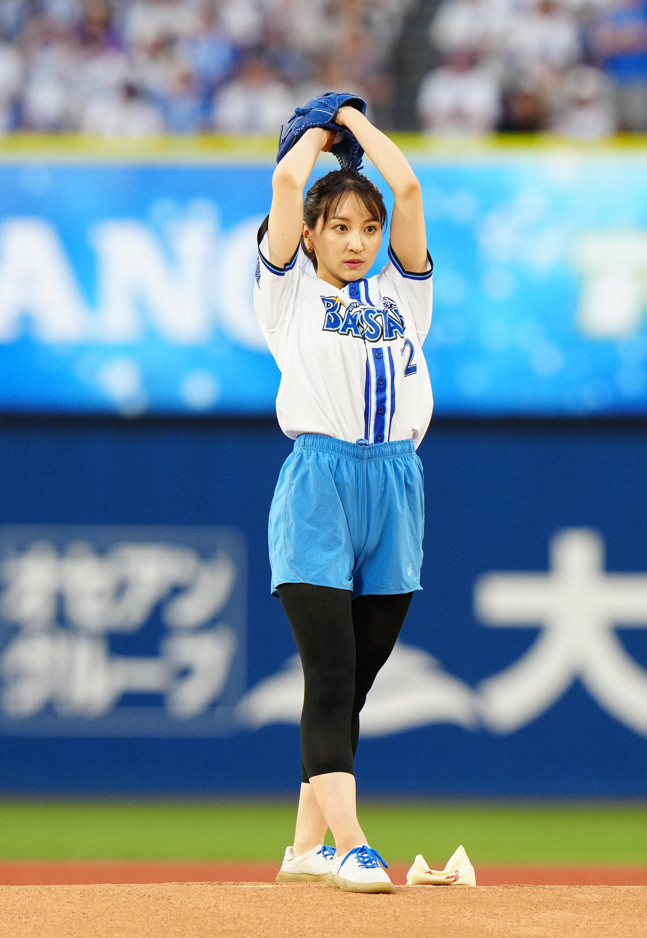 DeNA対巨人　試合前、始球式に臨むフリーアナウンサーの袴田彩会（撮影・江口和貴）