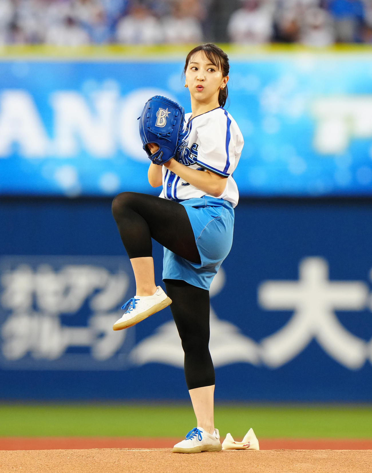 DeNA対巨人　試合前、始球式に臨むフリーアナウンサーの袴田彩会（撮影・江口和貴）