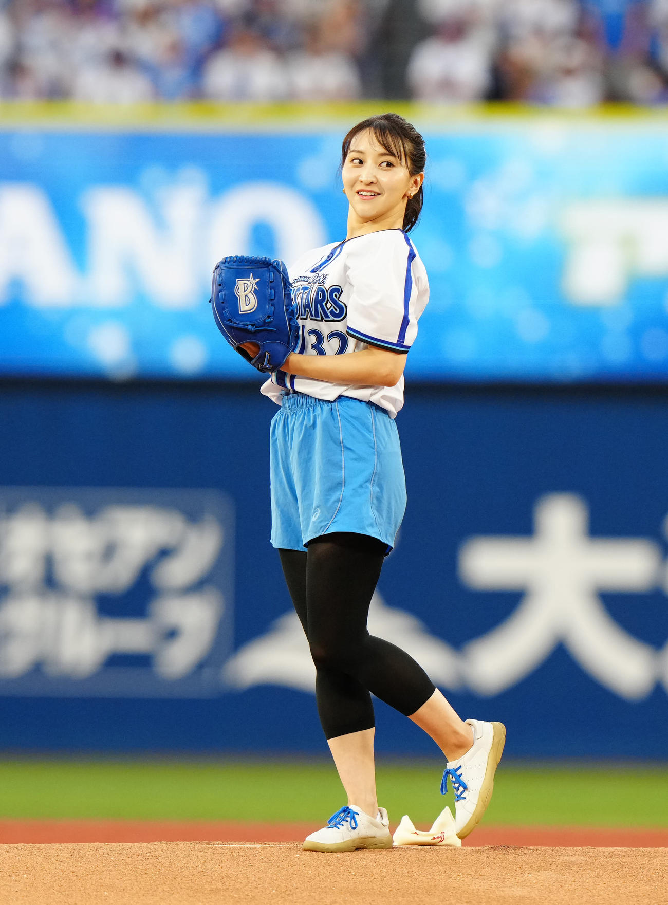 DeNA対巨人　試合前、始球式に臨むフリーアナウンサーの袴田彩会（撮影・江口和貴）