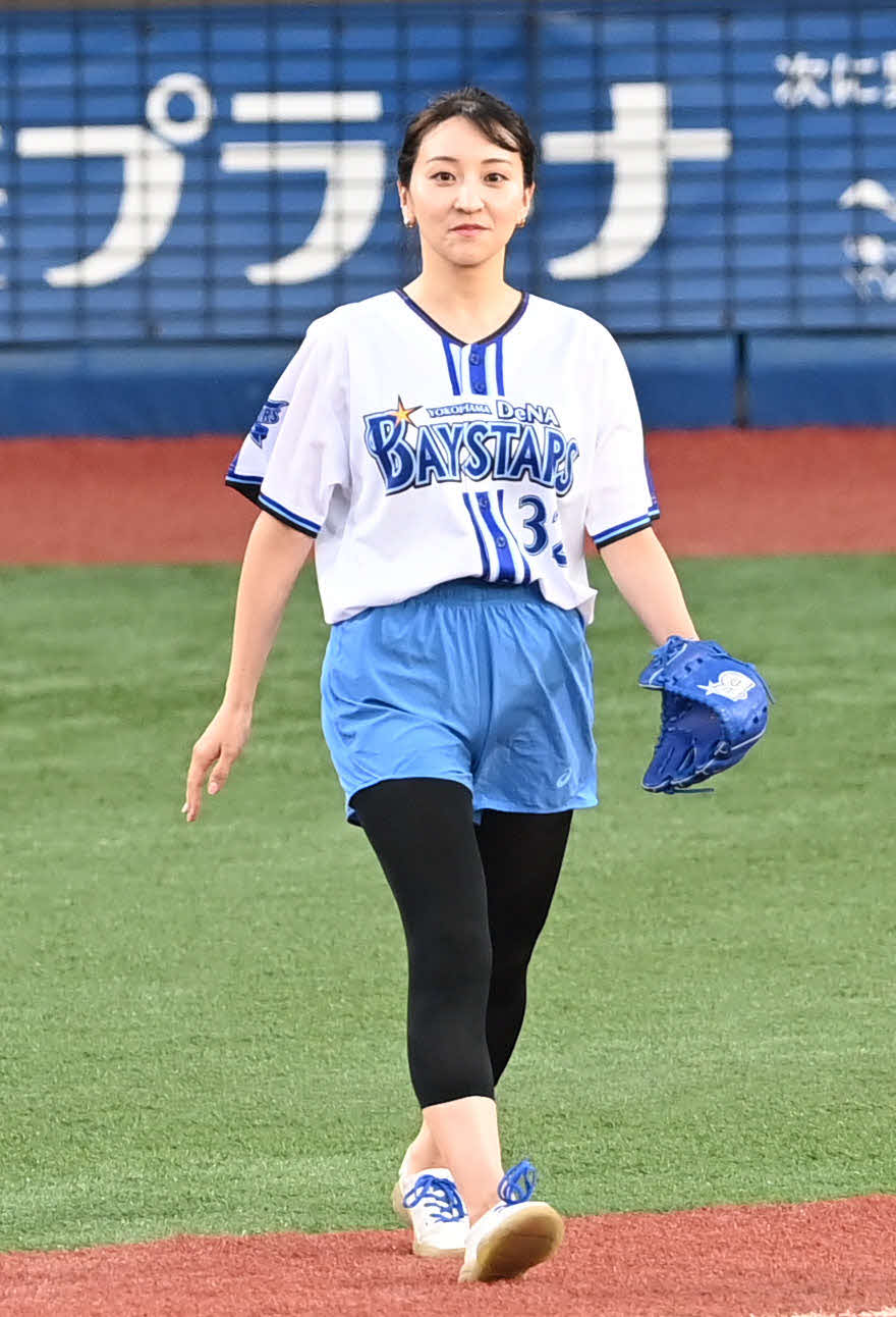DeNA対巨人　始球式に臨むフリーアナウンサーの袴田彩会（撮影・山崎安昭）