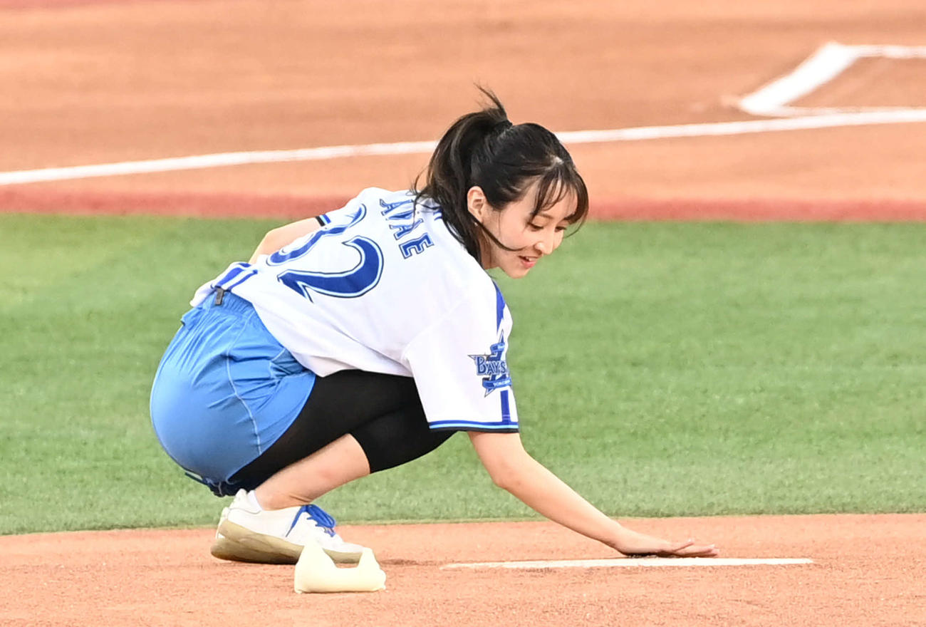 DeNA対巨人　始球式を終えたフリーアナウンサーの袴田彩会はプレートをきれいにする（撮影・山崎安昭）