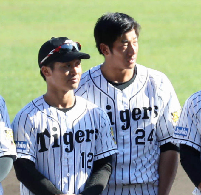 16年秋季キャンプで一緒に整列する坂本誠志郎（左）と横田慎太郎さん