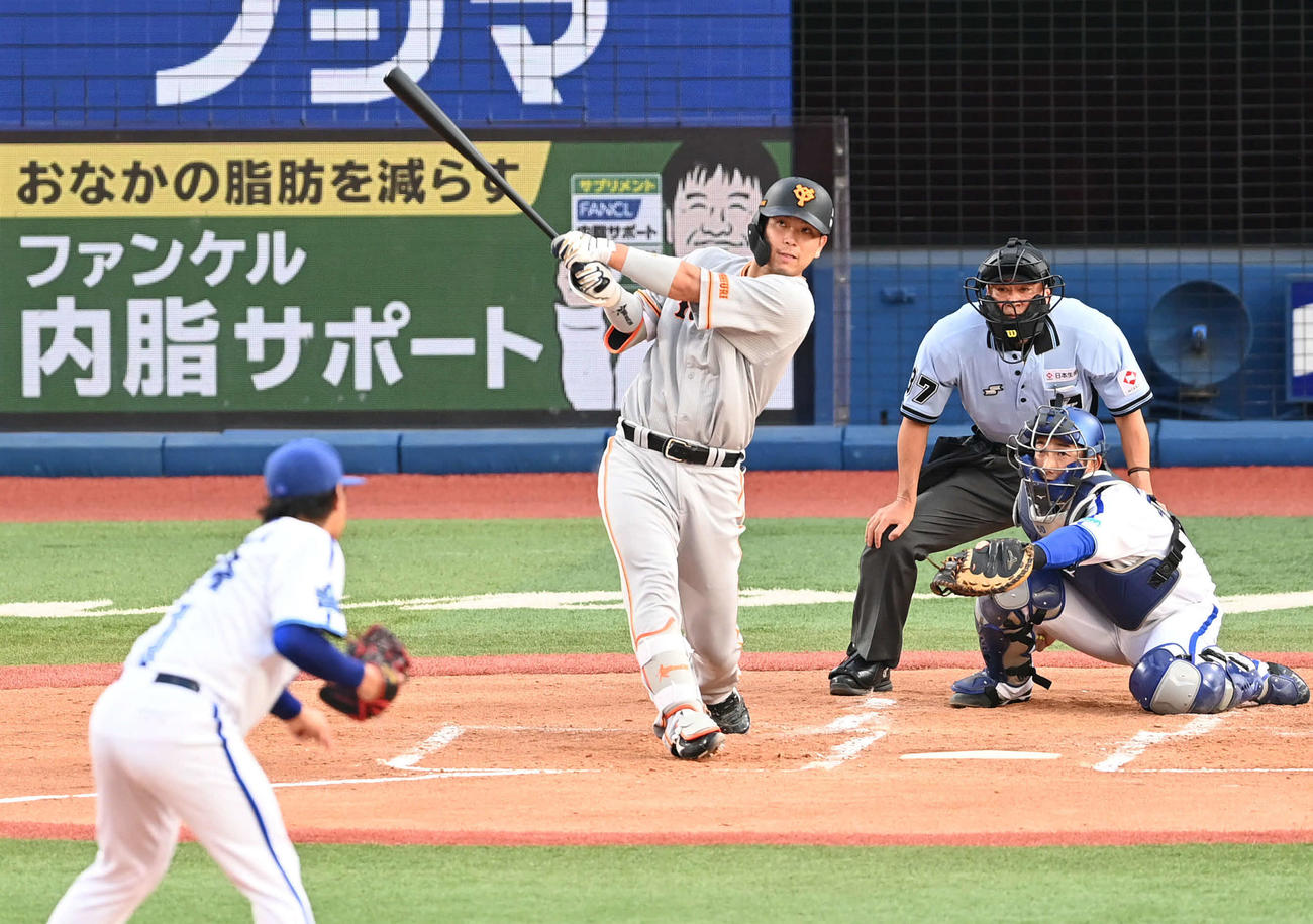 DeNA対巨人　2回表巨人1死、大城卓は右越えソロ本塁打を放つ。投手石田（撮影・山崎安昭）
