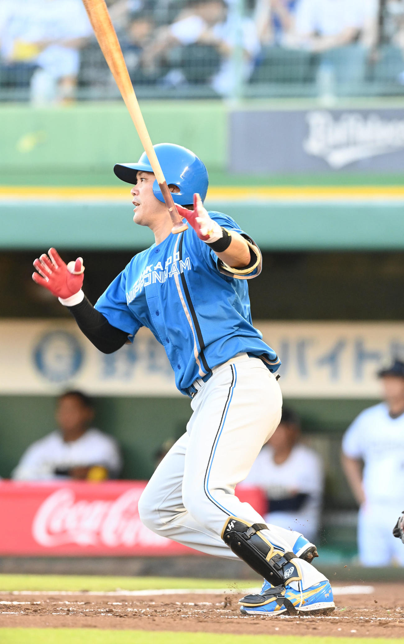 オリックス対日本ハム　2回表日本ハム2死二、三塁、伏見は中前先制2点適時打を放つ（撮影・前岡正明）