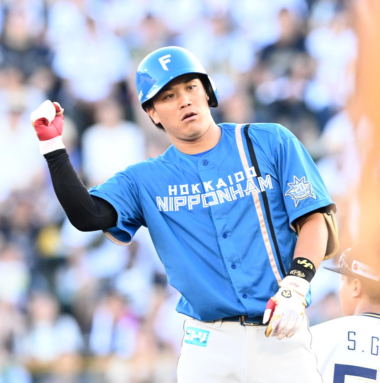 オリックス対日本ハム　2回表日本ハム2死二、三塁、伏見は中前先制2点適時打を放ちガッツポーズ（撮影・前岡正明）