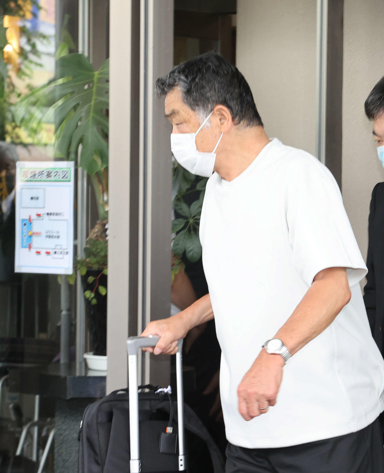 横田慎太郎さんへの弔辞を述べた川藤氏は着替えて引き揚げる（撮影・梅根麻紀）