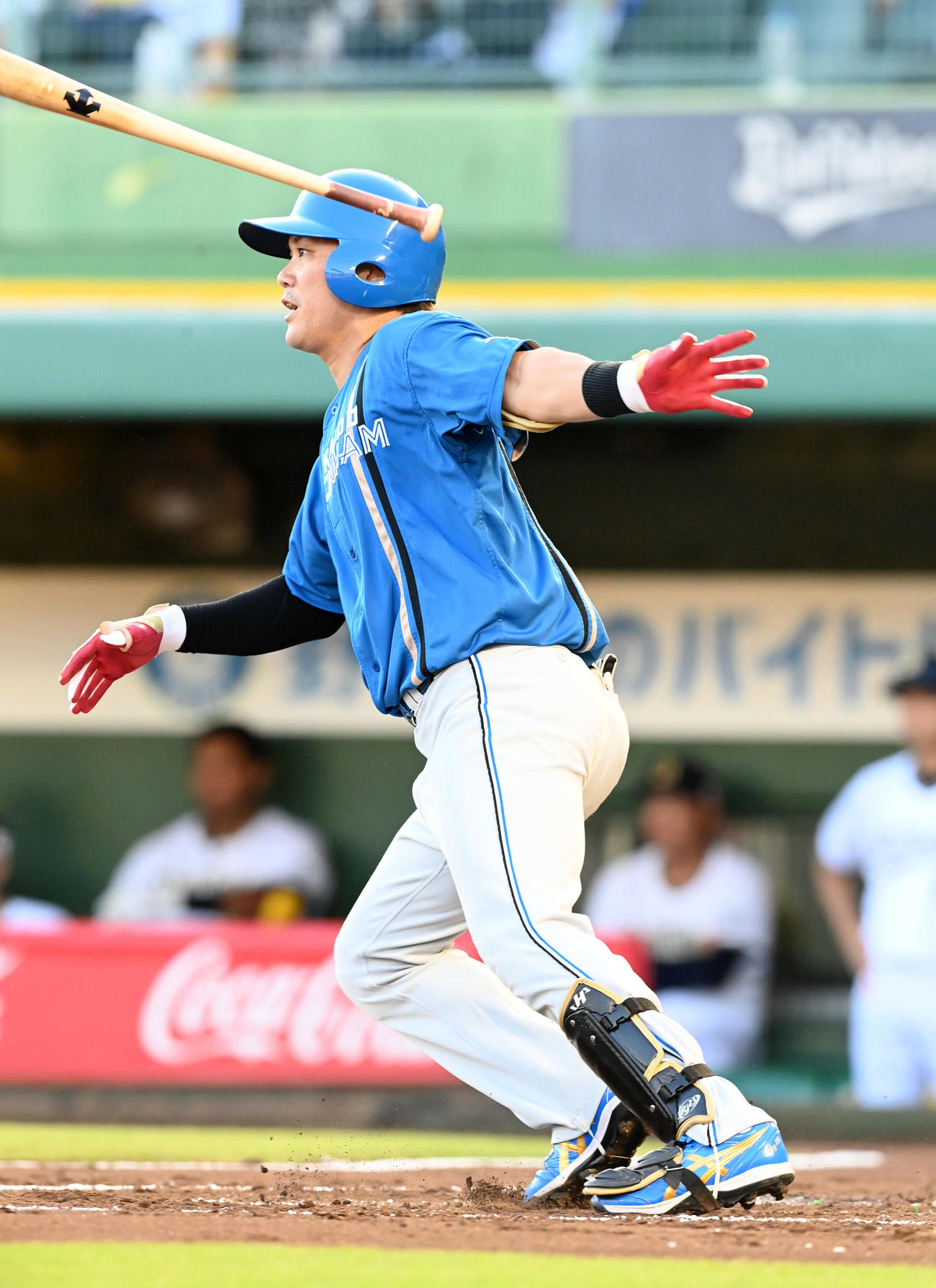 オリックス対日本ハム　2回表日本ハム2死二、三塁、伏見は中前先制2点適時打を放つ（撮影・前岡正明）