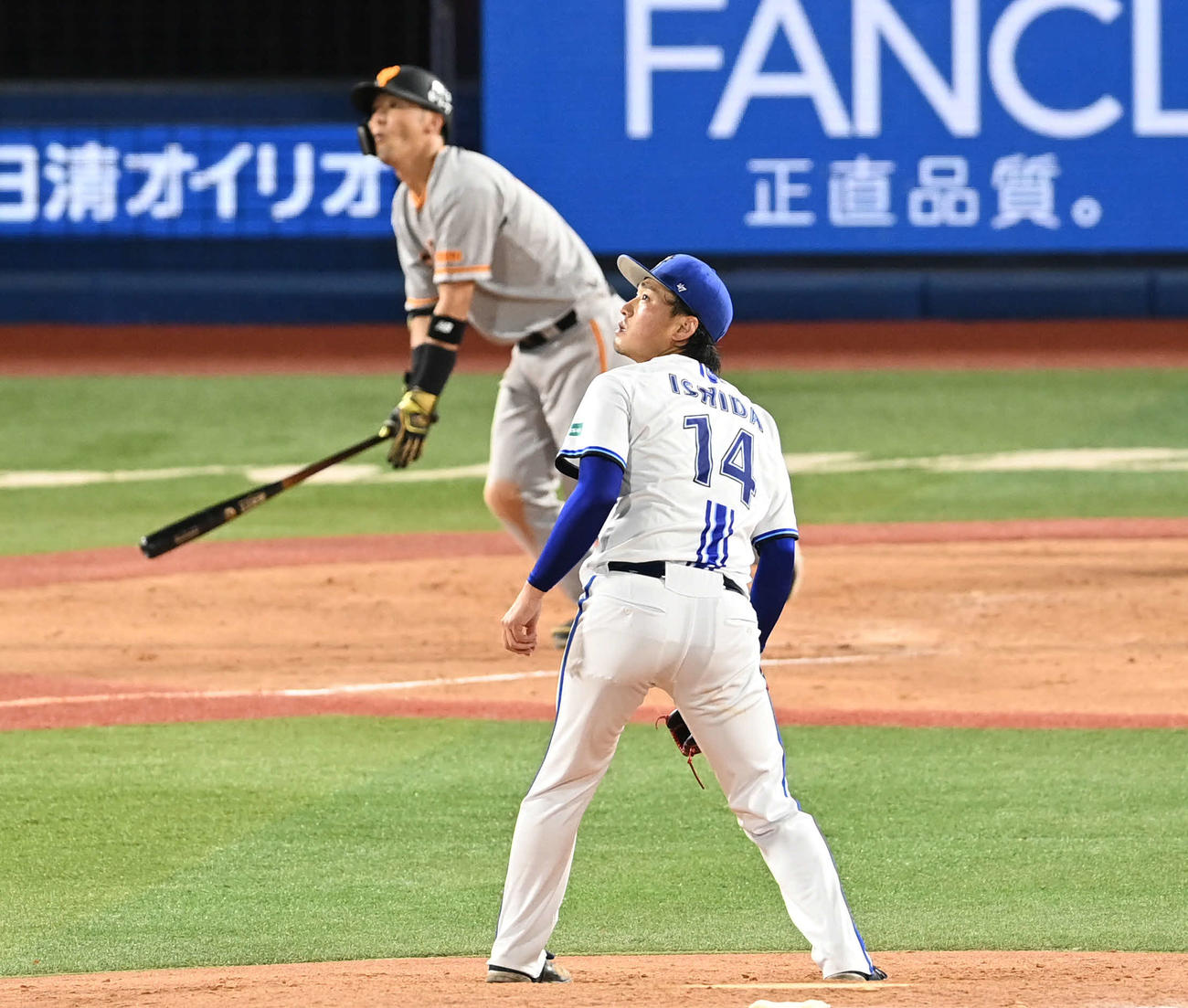 DeNA対巨人　5回表巨人1死、石田は吉川に右越えソロ本塁打を許す（撮影・山崎安昭）
