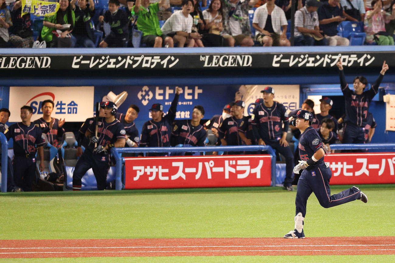 ヤクルト対阪神　5回裏ヤクルト2死三塁、右越え2点本塁打を放ち、喜ぶチームメートを横目にダイヤモンドを回る村上（手前）（撮影・河田真司）