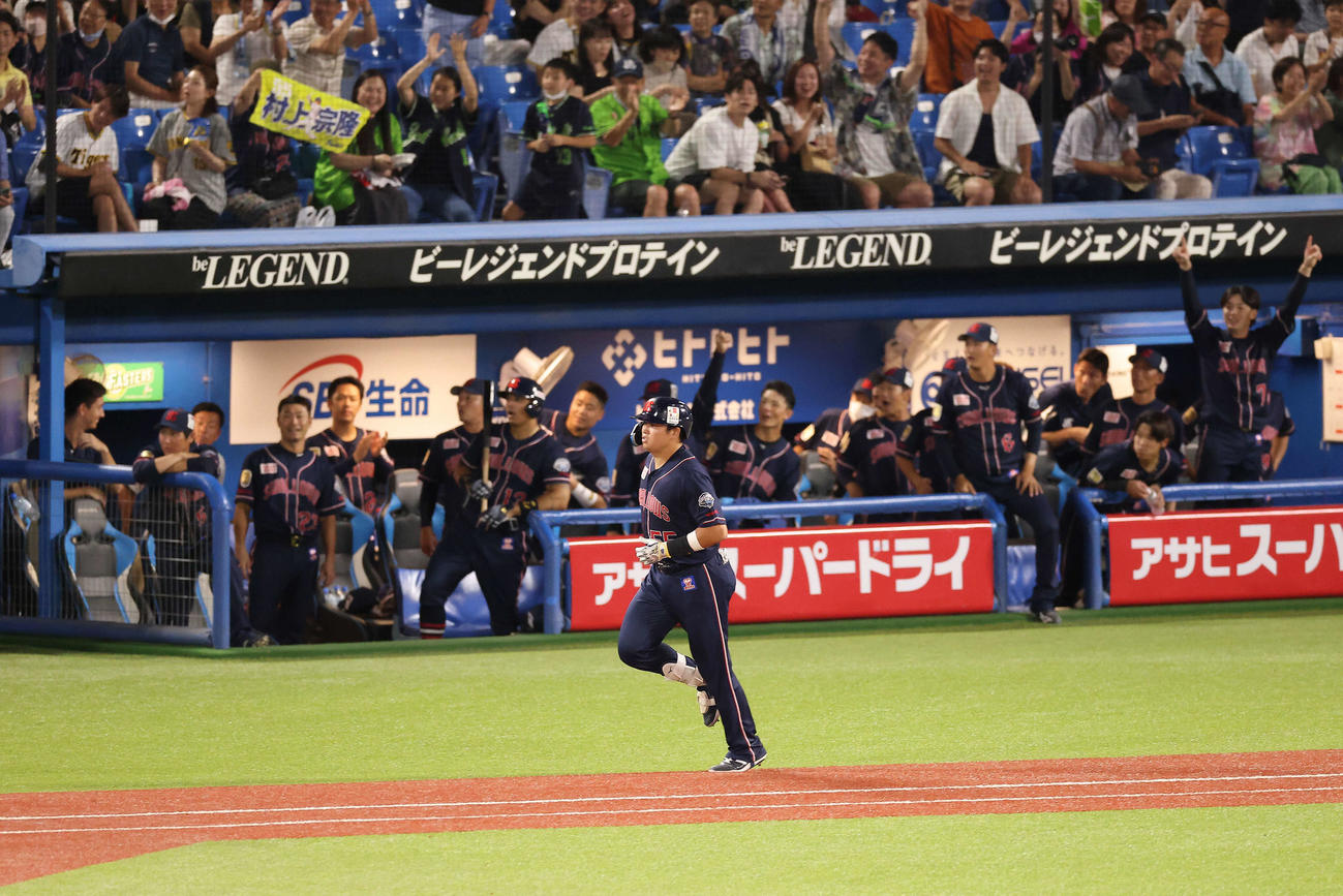ヤクルト対阪神　5回裏ヤクルト2死三塁、右越え2点本塁打を放ち、喜ぶチームメートを横目にダイヤモンドを回る村上（手前）（撮影・河田真司）