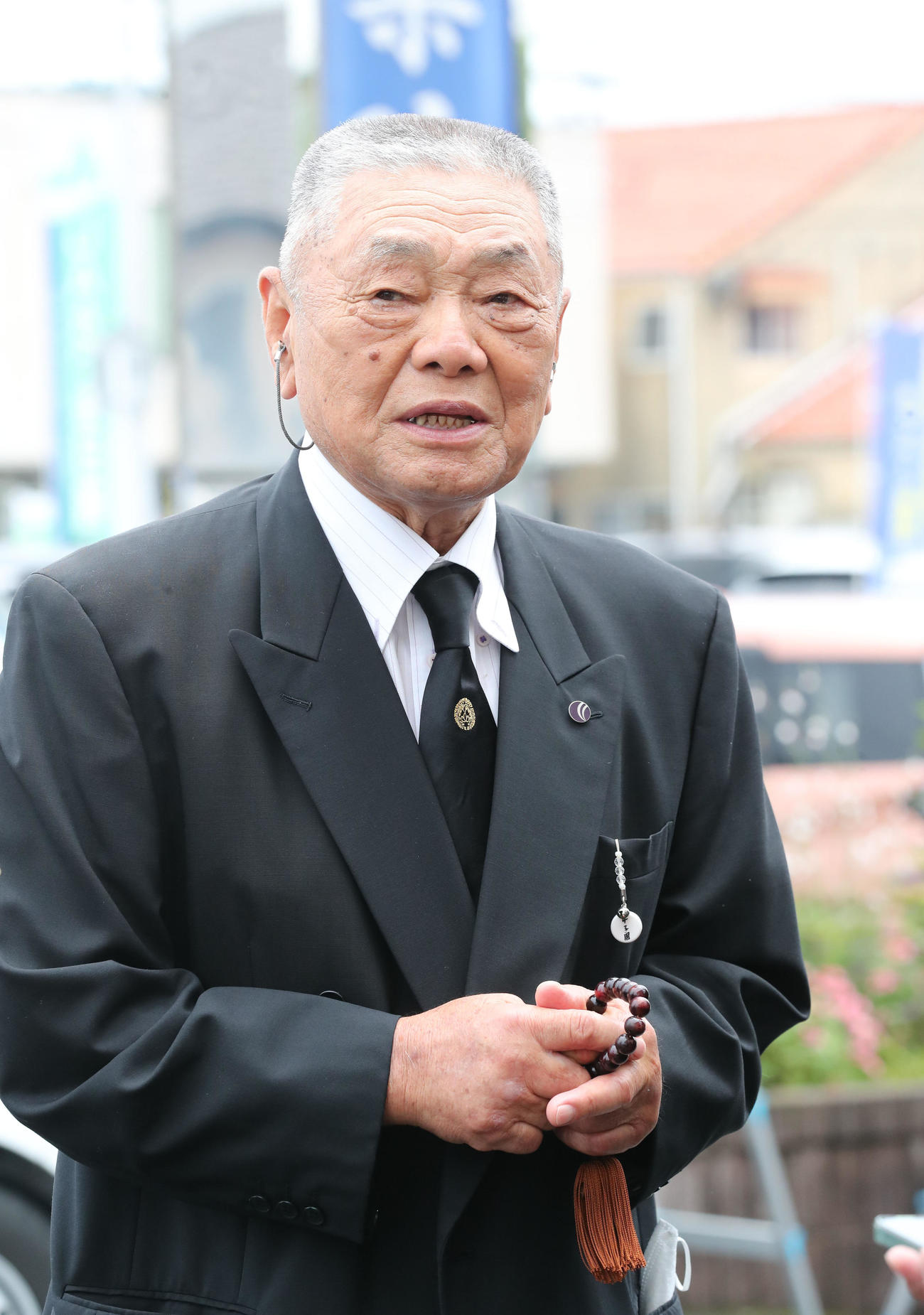 横田慎太郎さんの葬儀に参列した鹿児島実・久保名誉監督（撮影・梅根麻紀）