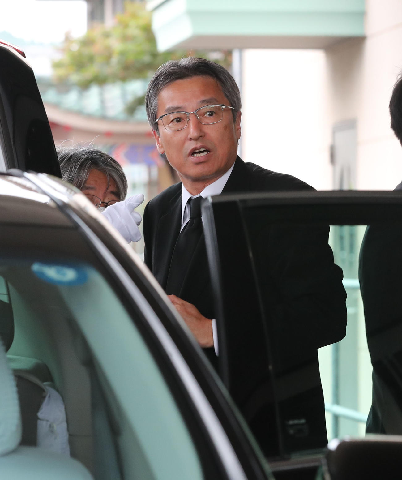 故・横田氏の葬儀に参列した百北球団社長（撮影・梅根麻紀）