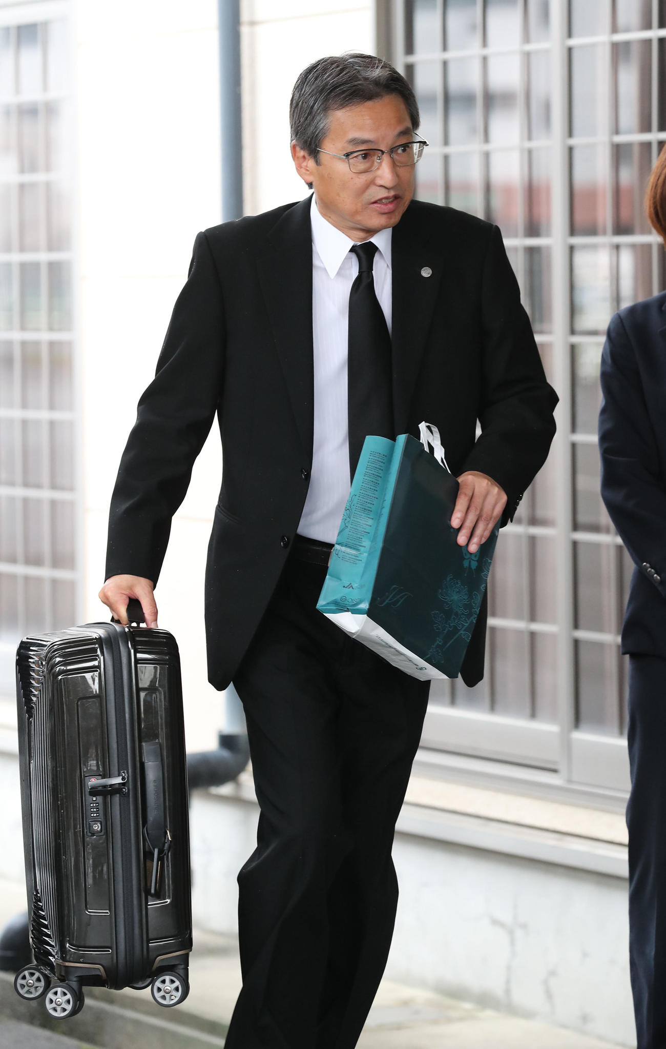 故・横田氏の葬儀に参列した百北球団社長（撮影・梅根麻紀）