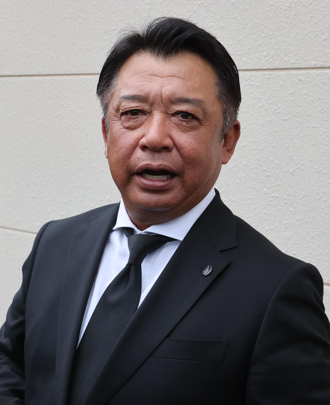 横田慎太郎さんの葬儀に参列した鹿児島実・宮下監督（撮影・梅根麻紀）