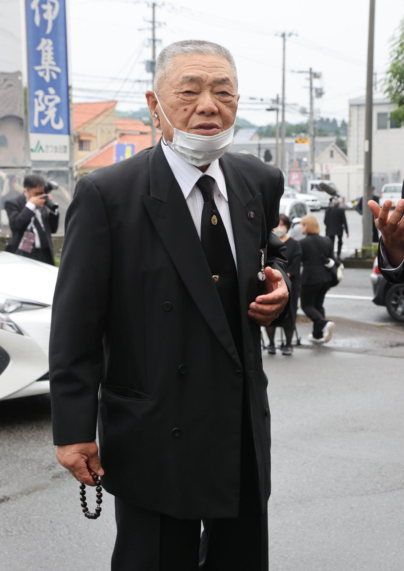 故・横田氏の葬儀に参列した鹿児島実・久保名誉監督（撮影・梅根麻紀）
